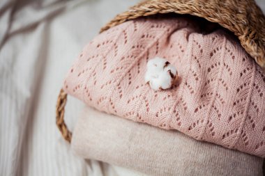 Üzerinde giysiler olan bir sepet. Doğal organik maddeler. Homellik. Samimi.