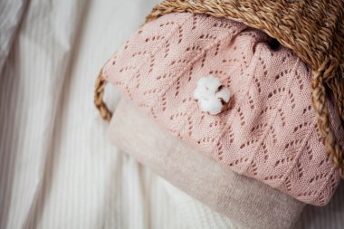 Üzerinde giysiler olan bir sepet. Doğal organik maddeler. Homellik. Samimi.