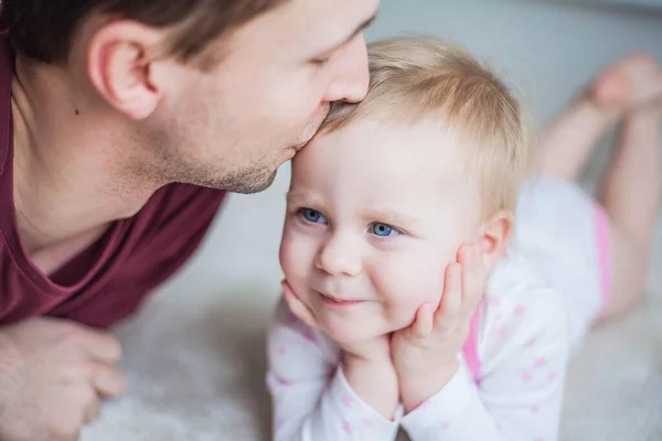 Blond Harig Blauw Ogige Meisje Jonge Vader Het Interieur Papa — Stockfoto