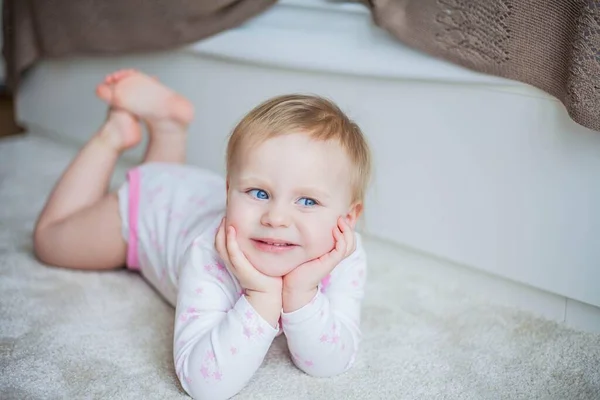 Malá Nádherná Modrooká Holčička Interiéru Domu Baby — Stock fotografie