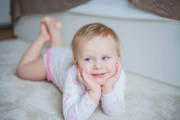 Piccola Bella Bambina Dagli Occhi Azzurri All Interno Della Casa — Foto Stock