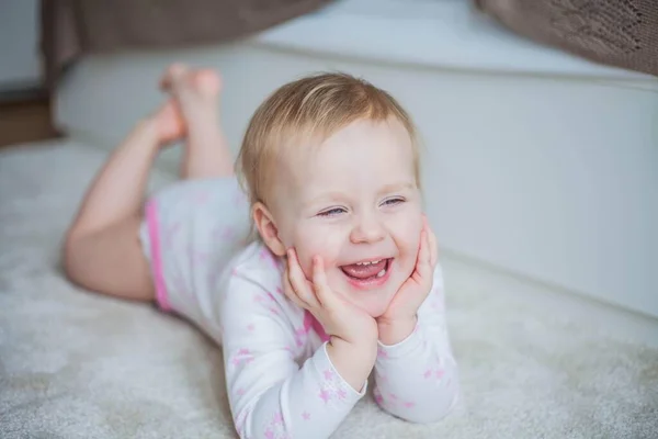 Piccola Bella Bambina Dagli Occhi Azzurri All Interno Della Casa — Foto Stock