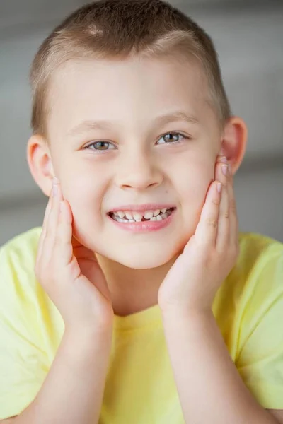 A criança deixou cair o primeiro dente de leite. Menino feliz e dente de leite. — Fotografia de Stock