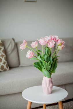 Ev içinde bir vazoda pembe lale buketi. Samimi.