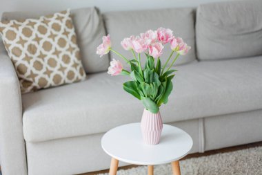 Ev içinde bir vazoda pembe lale buketi. Samimi.