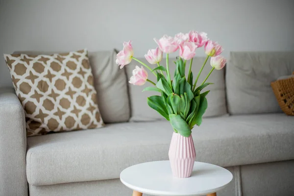 Bouquet Tulipes Roses Dans Vase Intérieur Une Maison Confortable — Photo