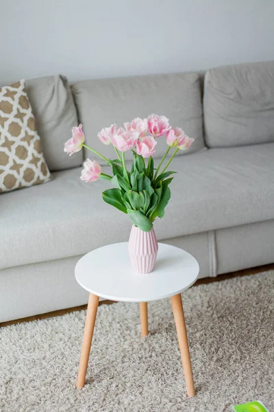 Bouquet Tulipes Roses Dans Vase Intérieur Une Maison Confortable — Photo