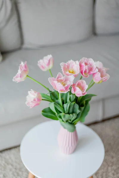 Bouquet di tulipani rosa in un vaso in un interno familiare — Foto Stock