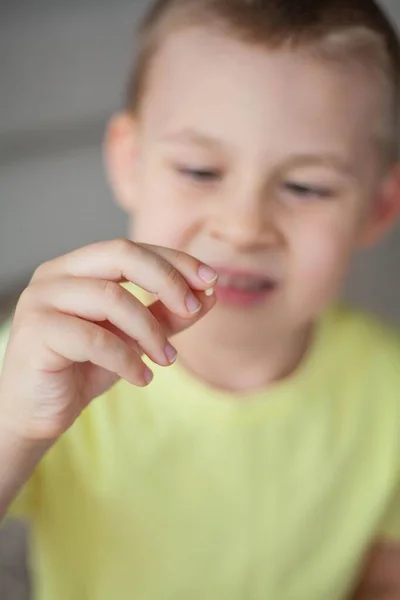 Het Kind Liet Eerste Melktand Vallen Gelukkige Kleine Jongen Melktand — Stockfoto