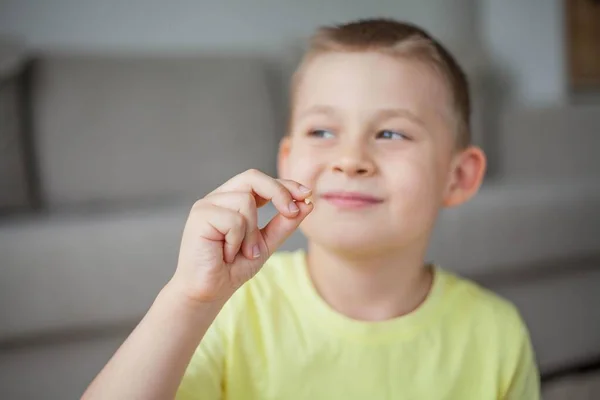 Criança Deixou Cair Primeiro Dente Leite Rapazinho Feliz Dente Leite — Fotografia de Stock