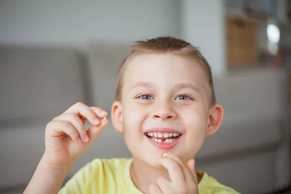 Dziecko Upuściło Pierwszy Ząb Mleka Szczęśliwy Chłopczyk Mleczny Ząb Chłopcze — Zdjęcie stockowe