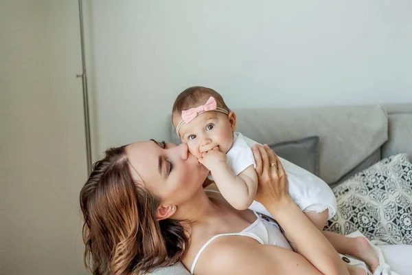 Mladá Šťastná Matka Svými Dcerami Interiéru Den Matek Útulné — Stock fotografie