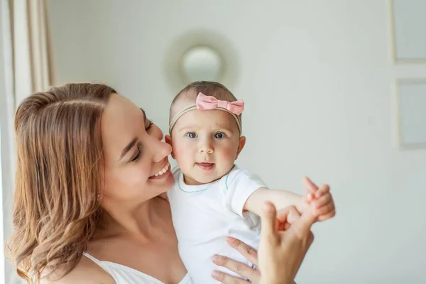 Ung Lycklig Mor Med Sina Döttrar Heminredningen Mammadagen Mysig — Stockfoto