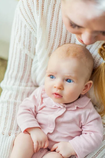 Une Belle Jeune Mere Tient Dans Ses Bras Une Jolie Petite Fille De 2 Mois Aux Yeux Bleus Un Nouveau Ne Bebe Magnifique Soins Stock Photo Une Belle Jeune Mere Tient Dans Ses Bras Une Jolie Petite Fille De 2 Mois Aux Yeux Bleus Un Nouveau Ne Bebe Magnifique Soins Stock Photo