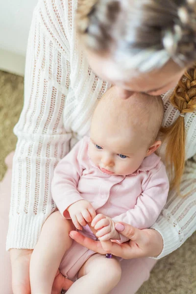 Jeune Belle Mere Tient Un Beau Bebe Aux Yeux Bleus Joyeux Bebe Dans Un Pull Tricote Confortable Chez Moi Attrayant Loisirs Stock Photo Jeune Belle Mere Tient Un Beau Bebe Aux Yeux Bleus Joyeux Bebe Dans Un Pull Tricote Confortable Chez Moi Attrayant Loisirs Stock Photo