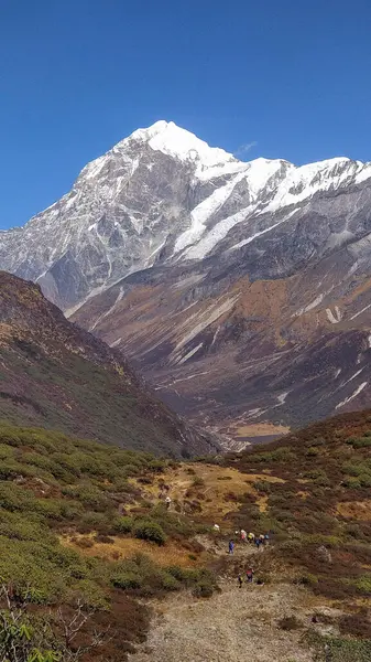 Randonnée Dans Vallée Milieu Des Chaînes Montagnes — Photo