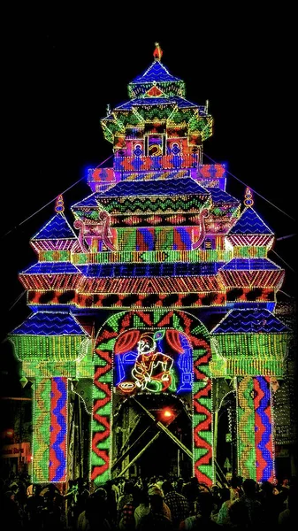 Gece boyunca renkli tapınak kutlamaları