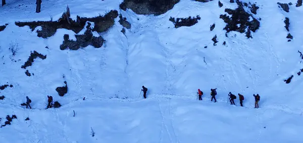 Himalayalar 'da tek sıra halinde seyahat etmek