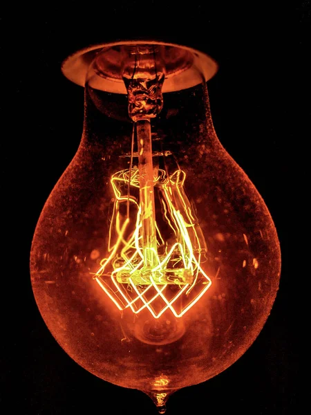 Karanlıkta parlayan bir ampul