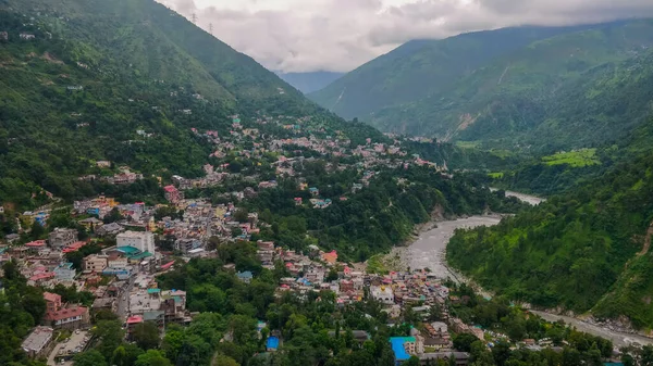 Himalayalar 'da nehre bakan bir köy.