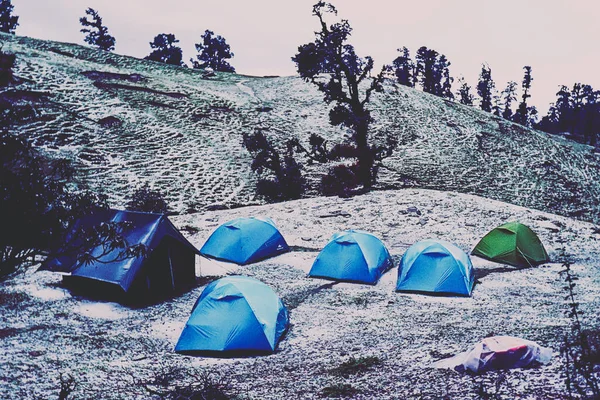 Kar fırtınasına benzeyen dolu fırtınasından sonra bir kamp alanı.
