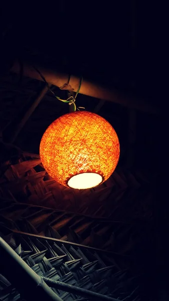 Bir gece lambasının turuncu parıltısı