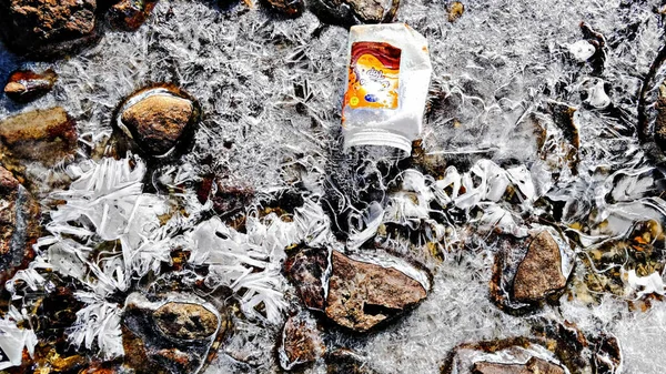 Bir su akıntısından sanatsal bir çizim