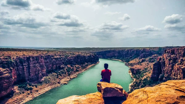 Kanyon boyunca akan bir nehir.