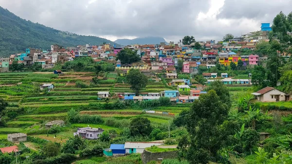 Üvey çiftlikteki renkli evler