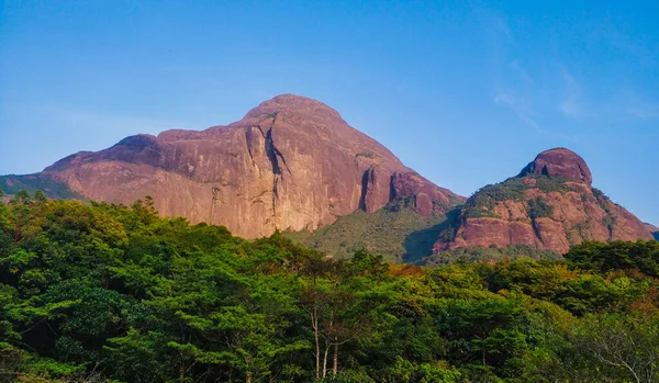 Batı Ghat 'lerinde kuru ve kayalık bir zirve.