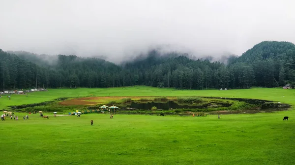 Ortasında göl olan bir tepe istasyonu.