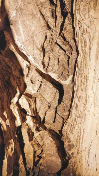 Karmaşık doğal tasarımı ve şekli olan kireçtaşı mağaraları.