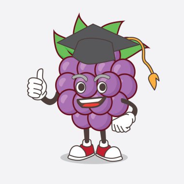 Siyah mezuniyet şapkalı Böğürtlen Fruit çizgi film maskotu karakteri.