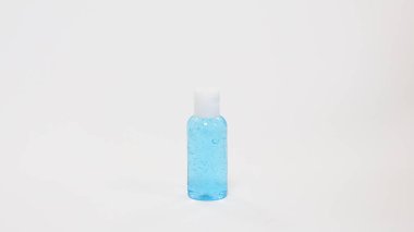 Temiz bir pompa şişesindeki el dezenfektanı beyaz arka planda izole edilmiş. El dezenfektanı mikropları, bakterileri ve virüsleri öldürmek için kullanılır ve bunların bazıları H1N1 gribine veya domuz gribine neden olabilir. Covid 19