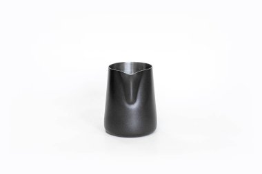 Kahve yapmak için siyah metal sürahi. Barista aleti. Süt sürahisi. beyaz arkaplan