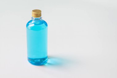 Gözlük, alkol bazlı el dezenfektanları,% 70 izopropil alkol, COVID- 19 salgını sırasında beyaz arka planda izole edilmiş ürünler bulundurmak zorunda..