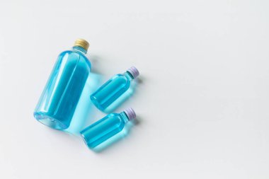 Gözlük, alkol bazlı el dezenfektanları,% 70 izopropil alkol, COVID- 19 salgını sırasında beyaz arka planda izole edilmiş ürünler bulundurmak zorunda..