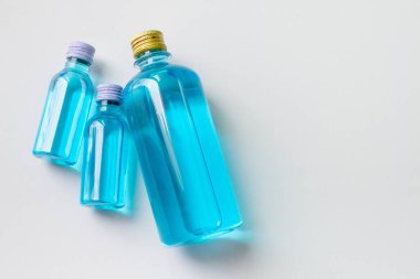 Gözlük, alkol bazlı el dezenfektanları,% 70 izopropil alkol, COVID- 19 salgını sırasında beyaz arka planda izole edilmiş ürünler bulundurmak zorunda..