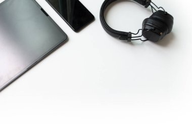 İş istasyonu. Tablet, kulaklık, beyaz arka planda cep telefonu. düz yat.