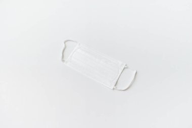 beyaz arkaplanda ekran yazdırma ekipmanları.