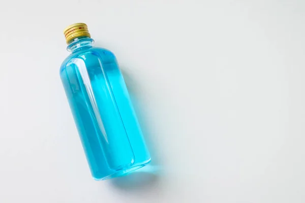 Gözlük, alkol bazlı el dezenfektanları,% 70 izopropil alkol, COVID- 19 salgını sırasında beyaz arka planda izole edilmiş ürünler bulundurmak zorunda..