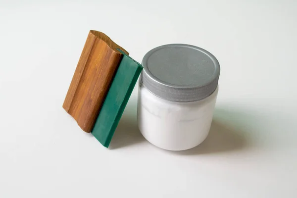 beyaz arkaplanda ekran yazdırma ekipmanları.