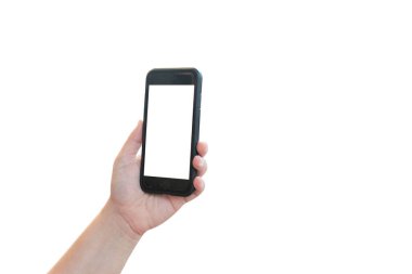 El ele tutuşan siyah telefon içerideki beyaz kırpma yolunda izole edilmiş.