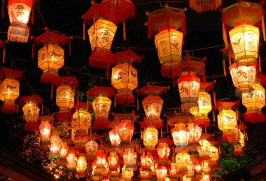 Chengdu, Sichuan Eyaleti, Çin. Wuhou Tapınağı Fener Festivali 'nin tadını çıkarıyorum. Yerel halk, Çin yılbaşını kutlayan renkli Çin fenerleriyle parkta yürüyor..