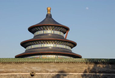 Pekin 'deki Cennet Tapınağı (Çin' deki Tian Tan). Tiantan kelimesi kelimesine Cennetin sunağı demek. Bu tapınak iyi hasatlar için dua salonu. Cennetin Tapınağı, Pekin turist manzarası.