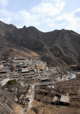 Cuandixia, Çin 'in Pekin kenti yakınlarındaki antik bir kasabadır. Cuandixia, 400 yıl öncesine dayanan bir Ming Hanedanı kasabasıdır. Chuandixia, Ming ve Qing Hanedanı 'nın avlu evleri olan mimarisine sahip.