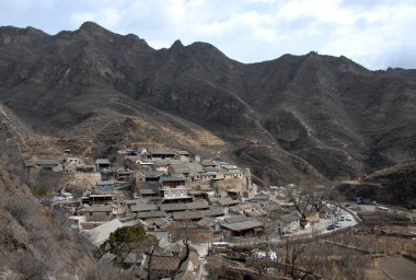 Cuandixia, Çin 'in Pekin kenti yakınlarındaki antik bir kasabadır. Cuandixia, 400 yıl öncesine dayanan bir Ming Hanedanı kasabasıdır. Chuandixia, Ming ve Qing Hanedanı 'nın avlu evleri olan mimarisine sahip.