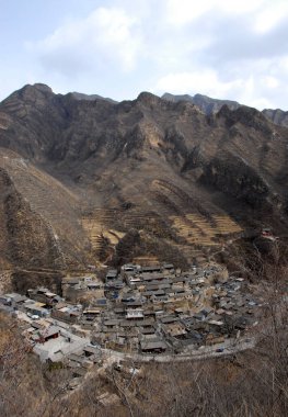 Cuandixia, Çin 'in Pekin kenti yakınlarındaki antik bir kasabadır. Cuandixia, 400 yıl öncesine dayanan bir Ming Hanedanı kasabasıdır. Chuandixia, Ming ve Qing Hanedanı 'nın avlu evleri olan mimarisine sahip.