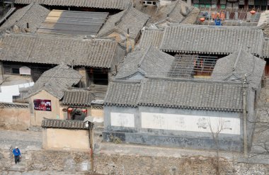Cuandixia, Çin 'in Pekin kenti yakınlarındaki antik bir kasabadır. Cuandixia, 400 yıl öncesine dayanan bir Ming Hanedanı kasabasıdır. Chuandixia, Ming ve Qing Hanedanı 'nın avlu evleri olan mimarisine sahip.