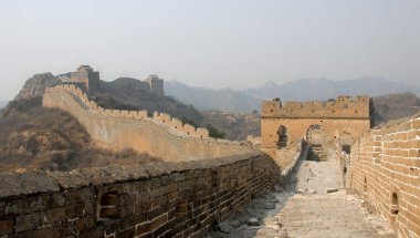 Çin Seddi. Çin Seddi 'nin bu bölümünde Jinshanling var. Manzaralı bir yer. Pekin yakınlarındaki Çin Seddi. Vahşi Çin Seddi, Jinshanling, Pekin, Unesco sitesi